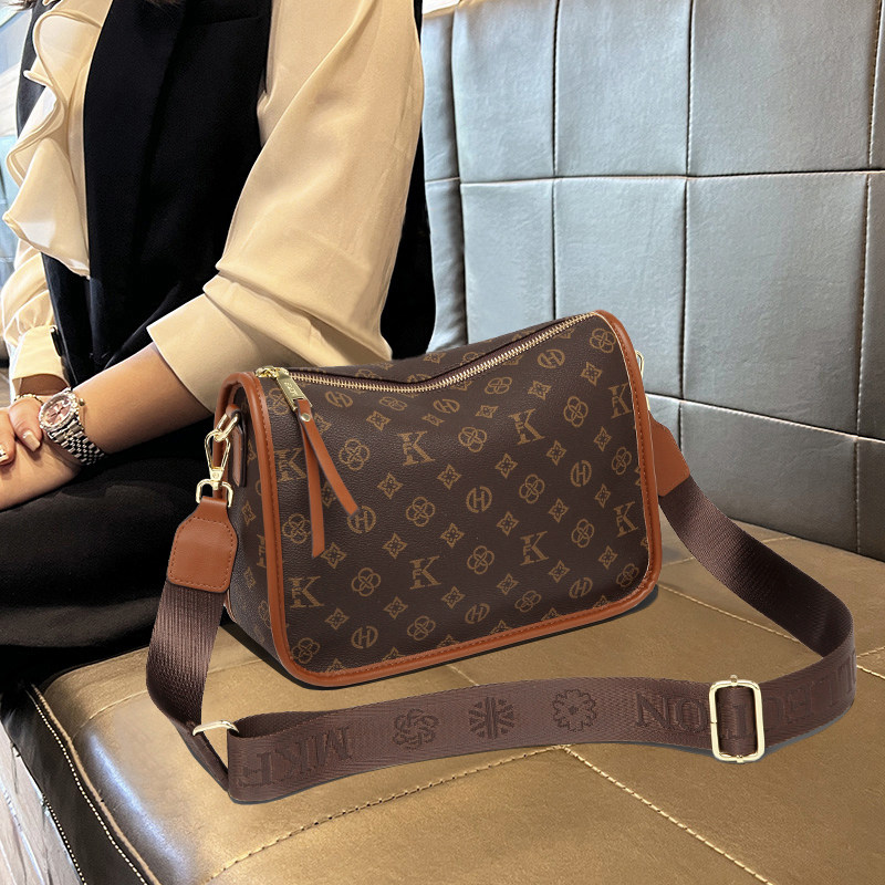 MKF包包女式2025新款经典老花高级感时尚枕头包宽肩带单肩斜挎包