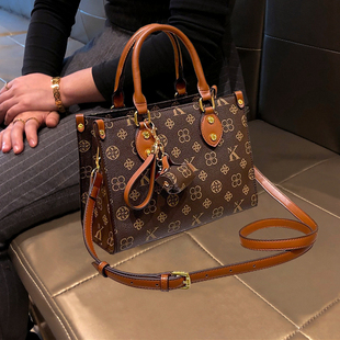 品牌包包女式2026新款高级感时尚通勤托特包小个子手提单肩斜挎包