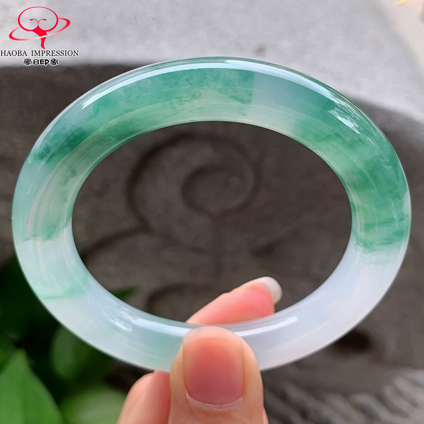 豪8印象V225翡翠圆条手镯圈口54.0天然高冰种绿飘花缅甸a货玉手镯