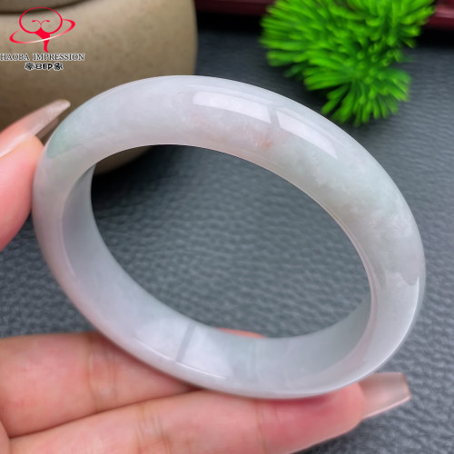 豪8印象S226018Y637翡翠手镯圈口56.6冰糯种浅绿带洒金玉手镯59g