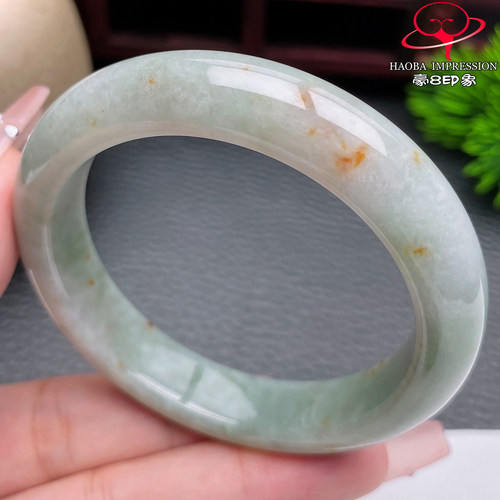 豪8印象手镯之家S226018Y562翡翠手镯圈口50.9mm天然淡绿洒金玉镯