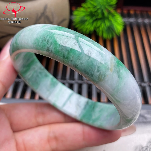 豪8印象X26180X356翡翠手镯圈口63.7天然白底淡绿墨翠糯种玉镯70g