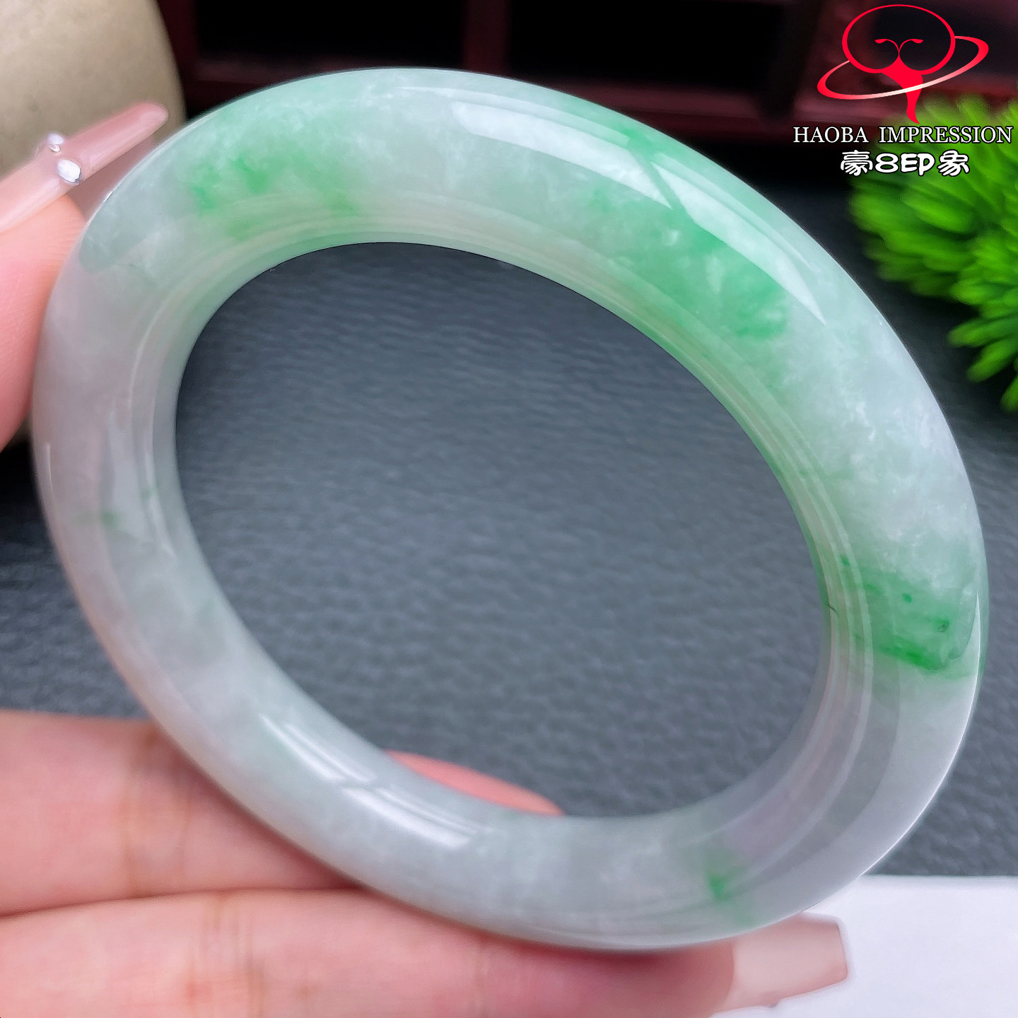 豪8印象Y26138Y137翡翠圆条手镯圈口55.2天然缅甸白底带翠玉手镯