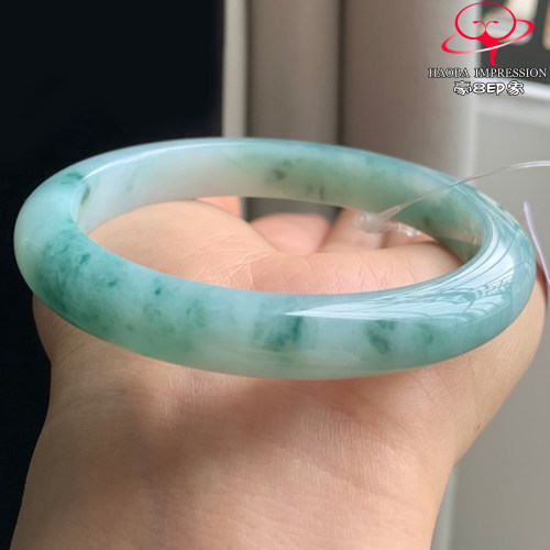 豪8印象W26048W800天然A货翡翠圈口55.3糯种晴底飘蓝花美人条玉镯