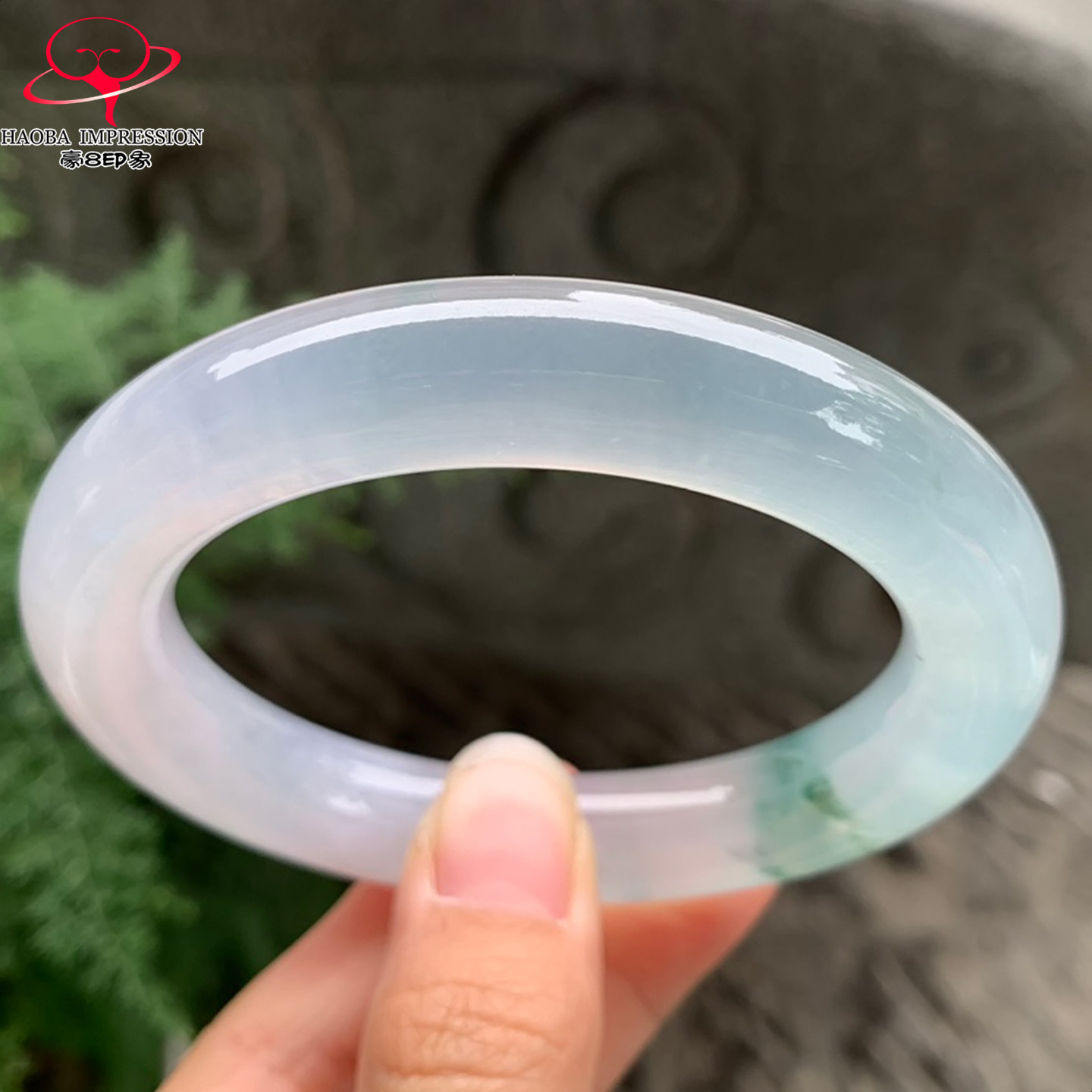 豪8印象V191翡翠圆条手镯圈口56.9天然冰种绿飘花缅甸a货玉手镯