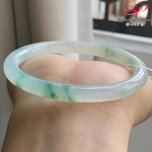 豪8印象W26128W630天然A货翡翠圈口51冰种晴底飘绿花贵妃美人条