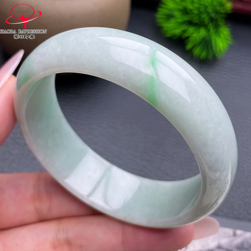 豪8印象X26100X468翡翠手镯圈口57.0天然糯种浅绿带翠玉镯重67g