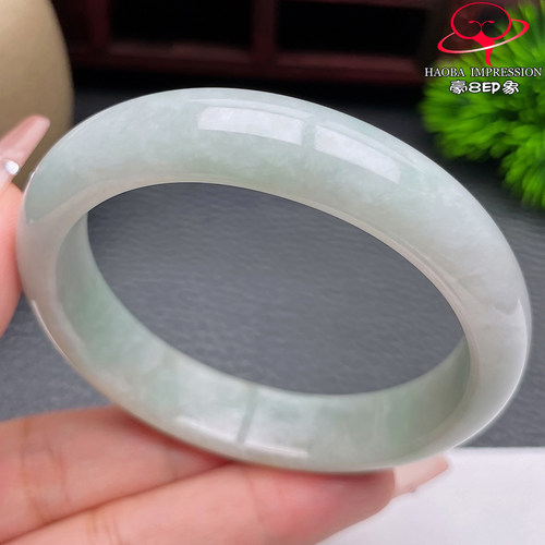 豪8印象S126010Y498翡翠贵妃手镯圈口54.1天然白底淡绿玉手镯46g