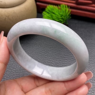 豪8印象X26028X146翡翠手镯圈口61.1mm天然冰糯种白底浅绿玉手镯