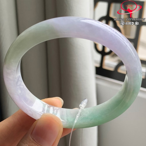 豪8印象W26080W730天然A货翡翠圈口55.5冰糯种春彩紫底阳绿贵妃镯