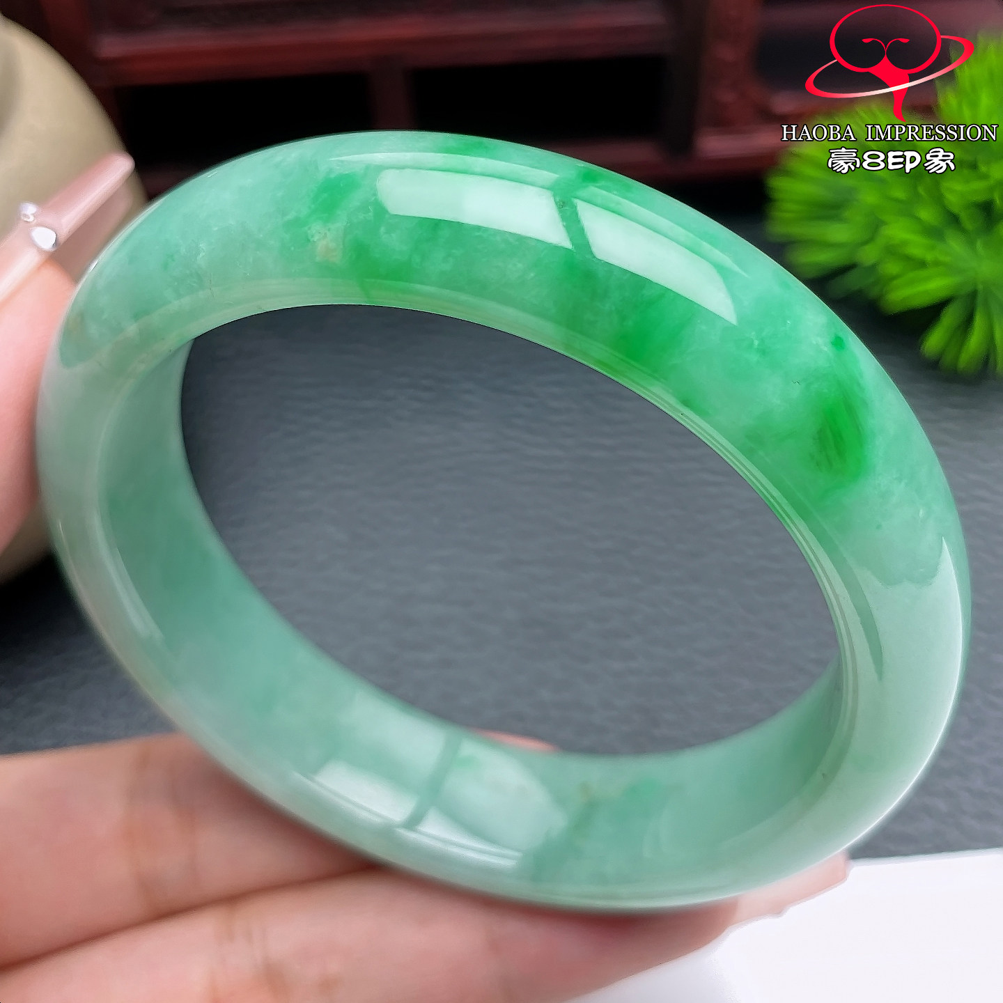 豪8印象Y26320Y107翡翠手镯圈口57.0天然缅甸a货绿底带翠玉手镯
