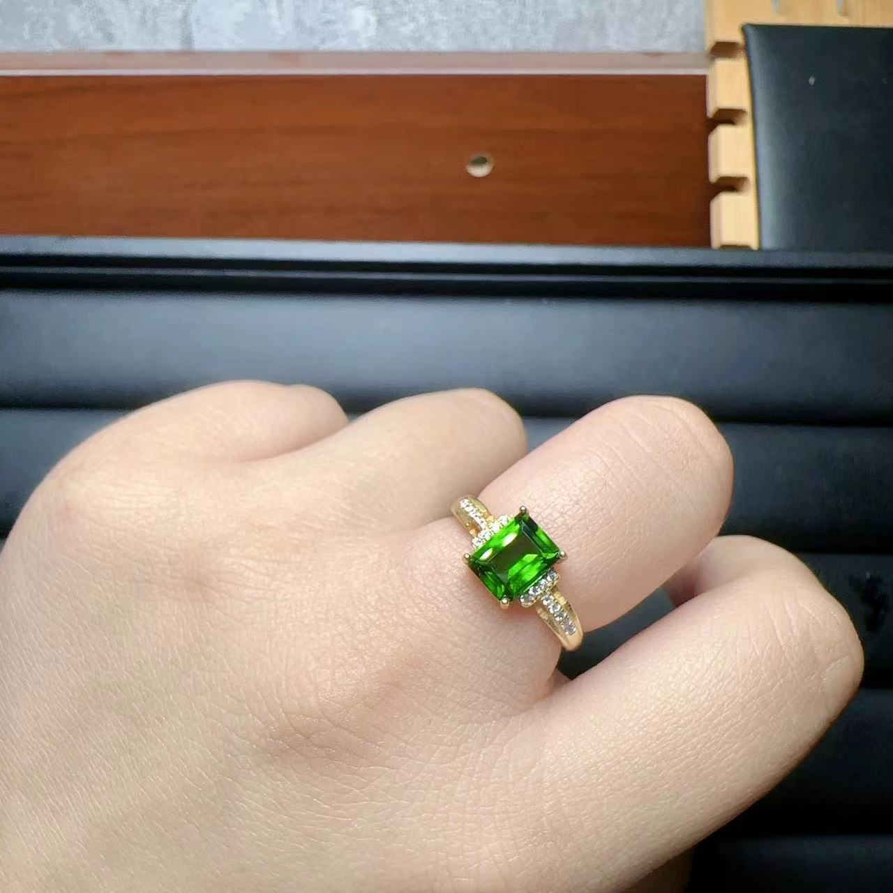 天然透辉石戒指6乘8方 925银精工镶嵌彩宝首饰