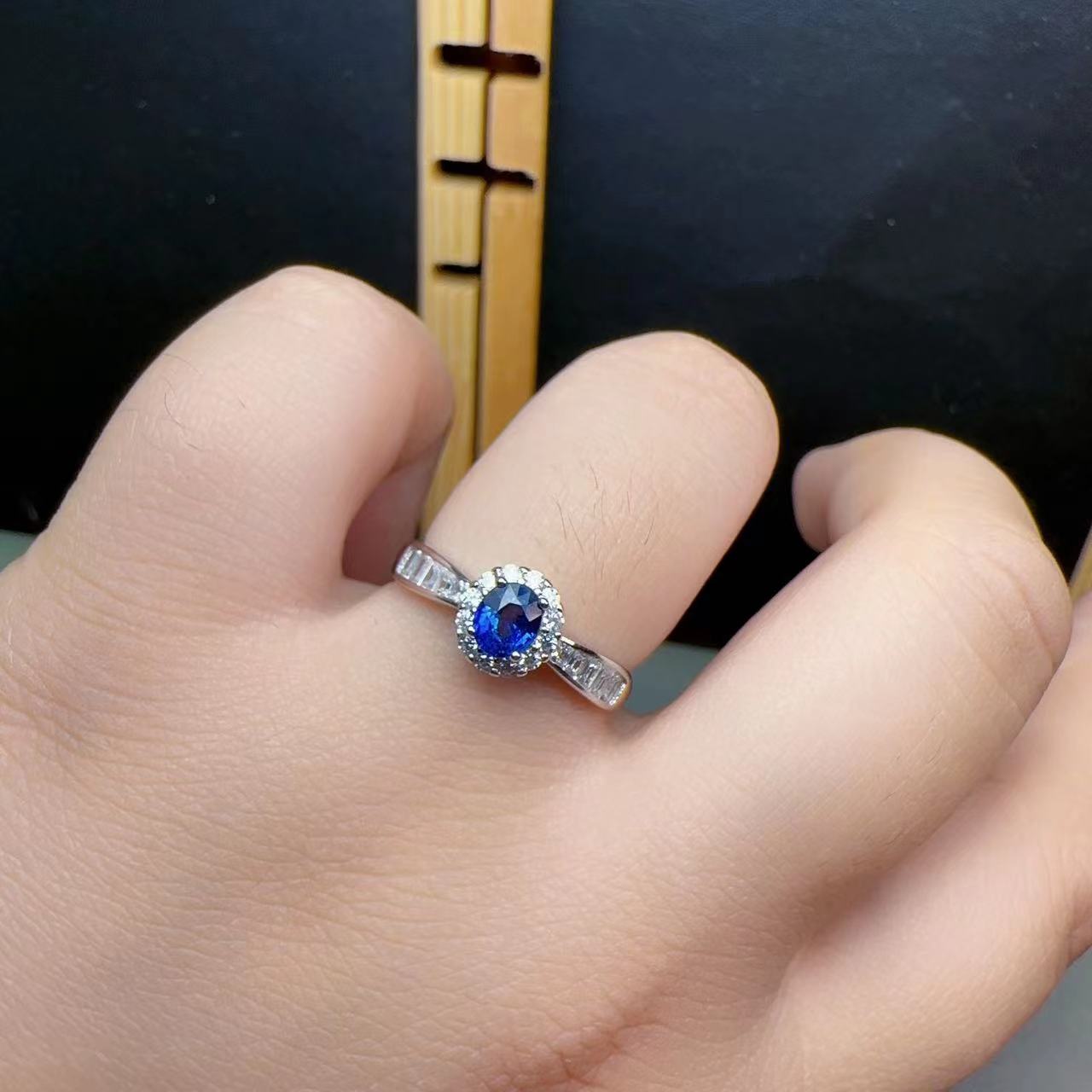 天然蓝宝石彩宝久源珠宝皇家蓝