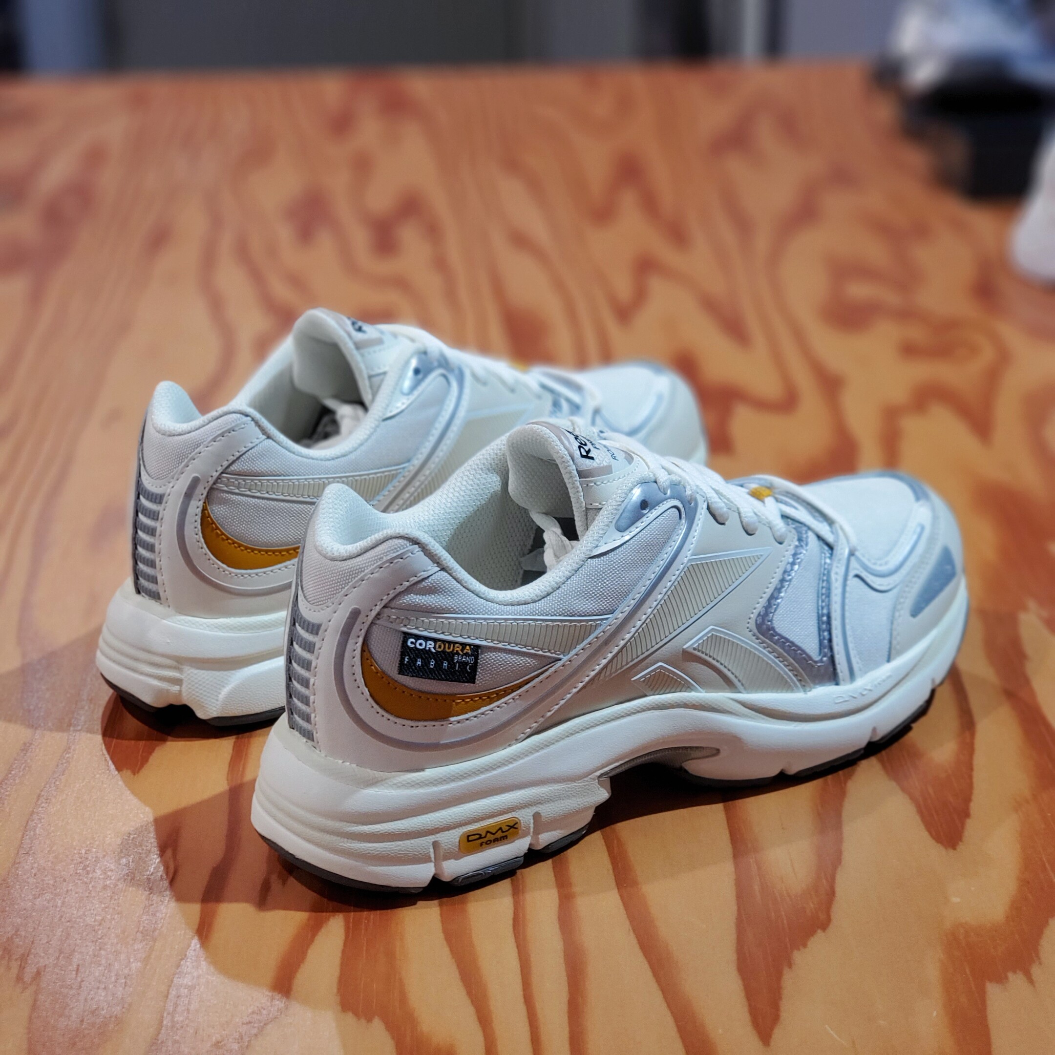 锐步reebok男女情侣休闲运动复古轻便透气防水跑步老爹鞋hp2473