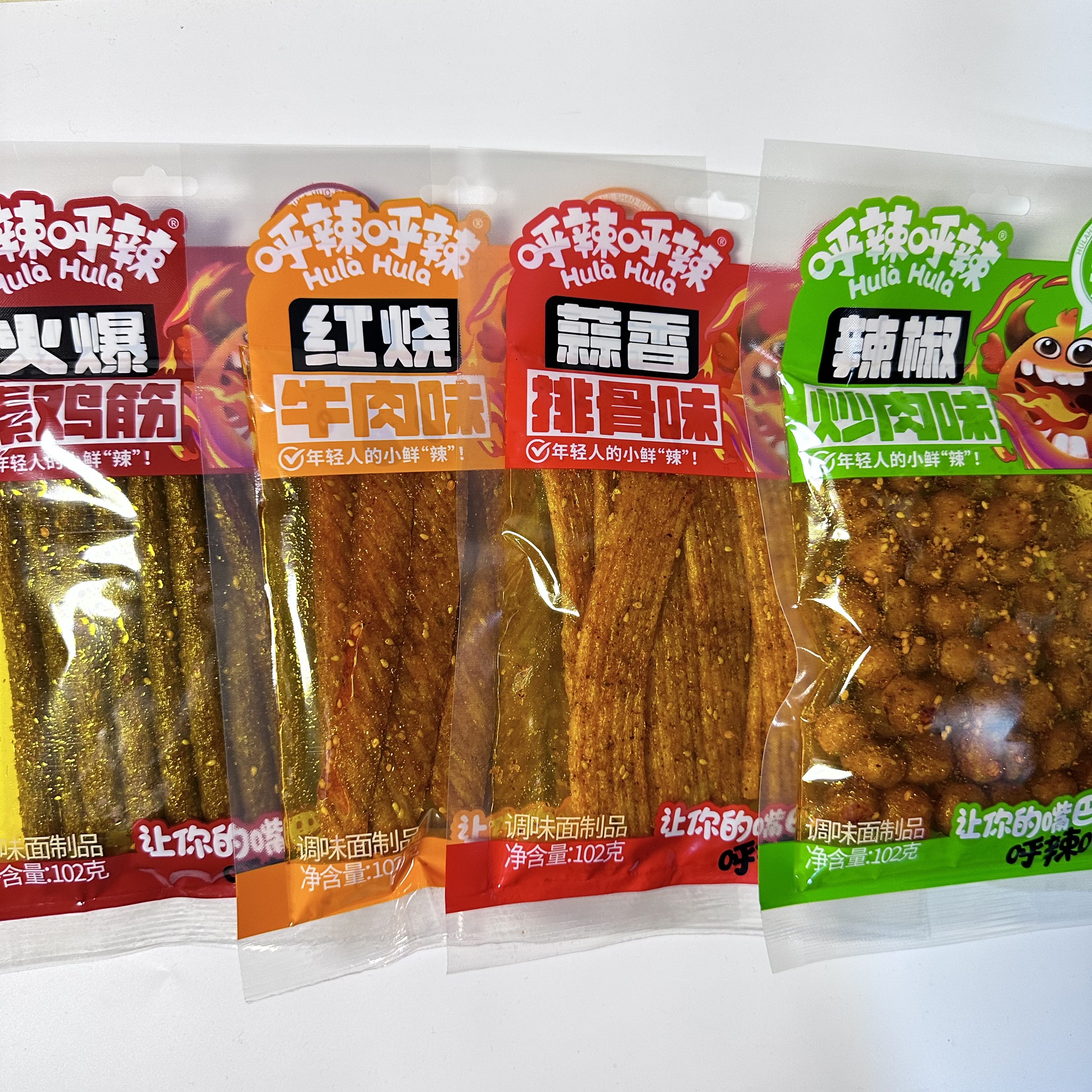 呼辣呼辣蒜香排骨辣椒炒肉火爆素鸡筋红烧牛肉味辣条休闲零食批发