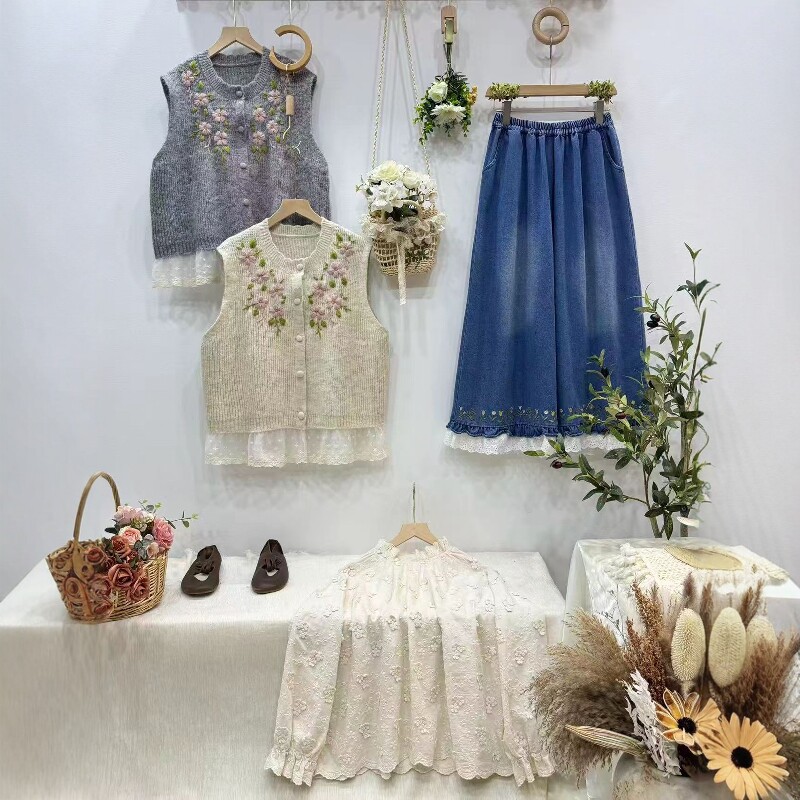 森系重工手工花朵刺绣圆领蕾丝拼接马甲宽松减龄叠穿少女背心毛衣