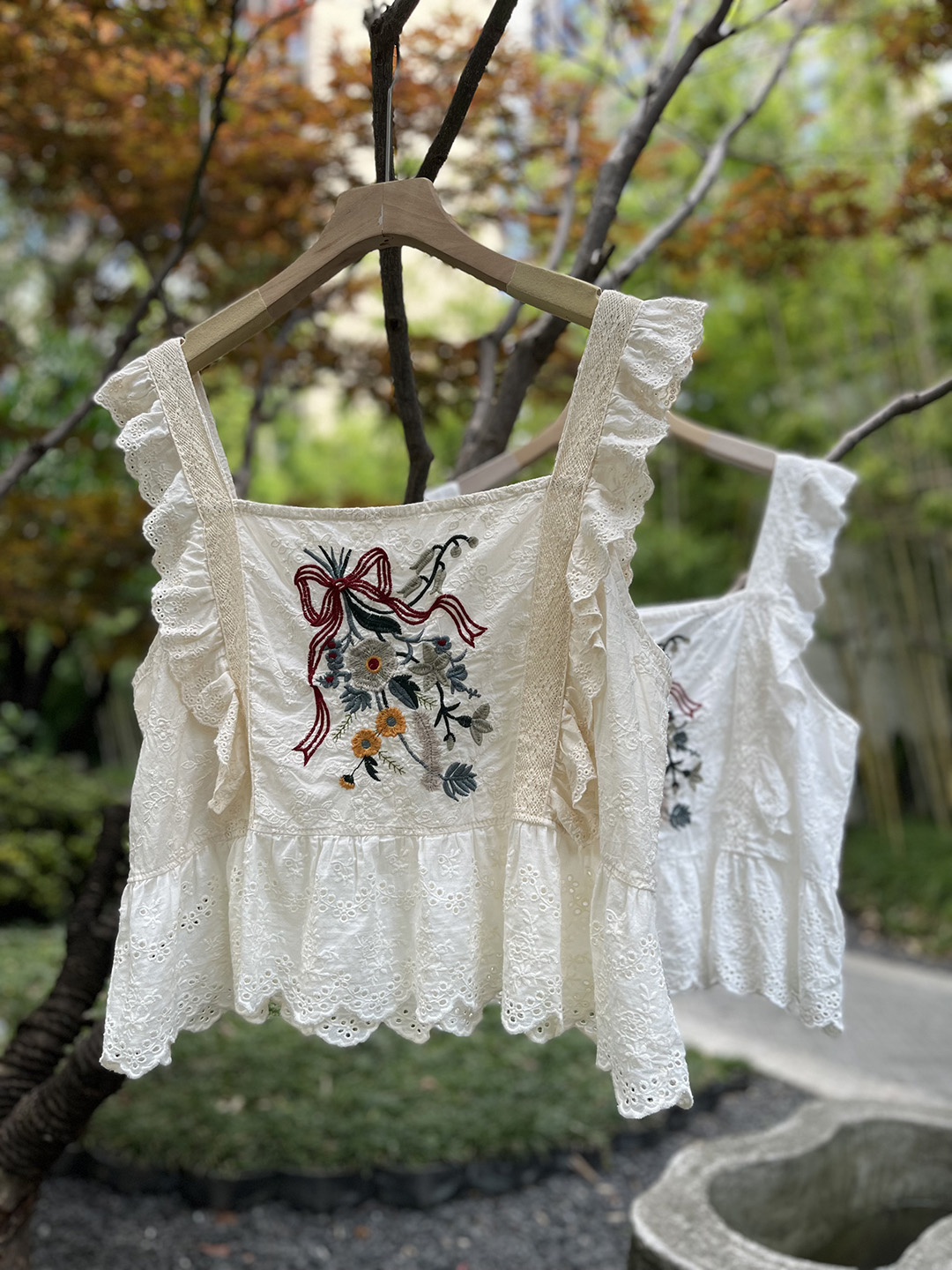 24夏日韩森系精美刺绣花边拼接绣布短款吊带背心宽松显瘦方领上衣