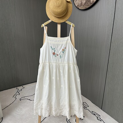 26夏日韩森系精美绣花花边拼接棉布吊带裙刺绣镂空裙摆少女连衣裙