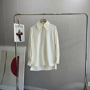 “悠闲自成” 精纺羊毛混纺 女装冬季磨毛感金纽结扣乳糖白衬衫