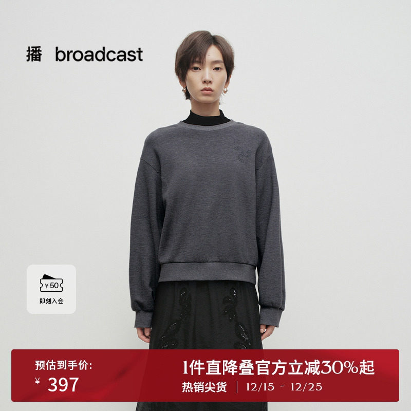 舒适简约罗纹圆领，胸口处粘珠烟花图案装饰