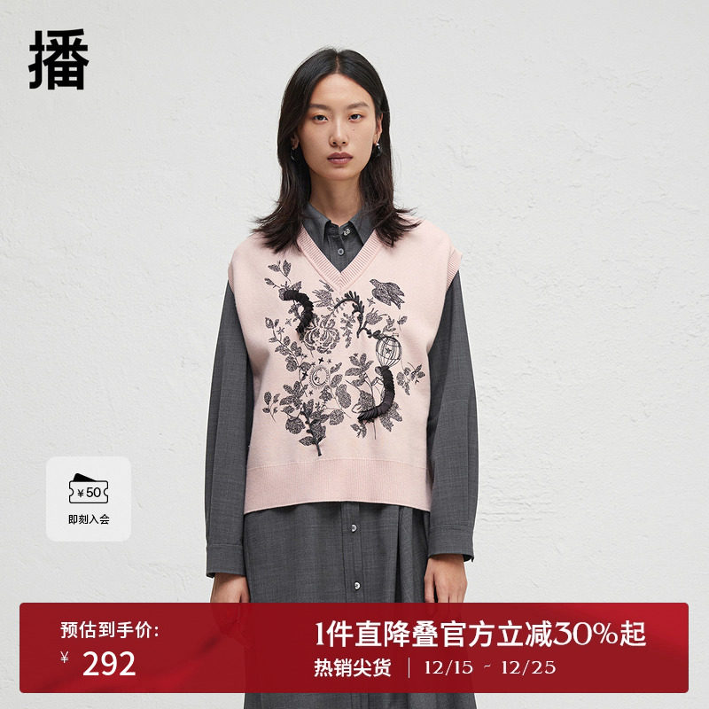 多种刺绣叠加，局部立体装饰