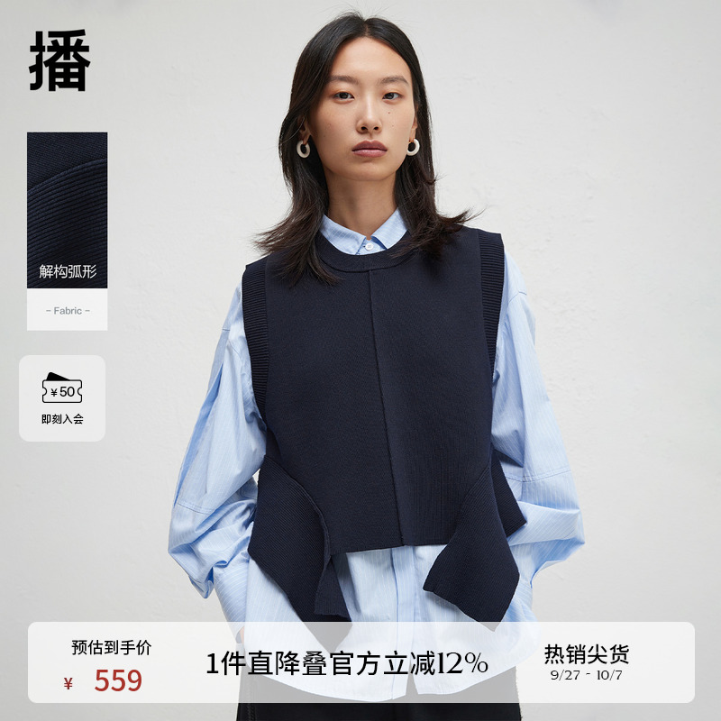 微弧形侧面开叉下摆，平滑双纽扣袖口
