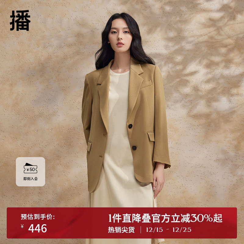 利落西装领，牛角圆扣袖口