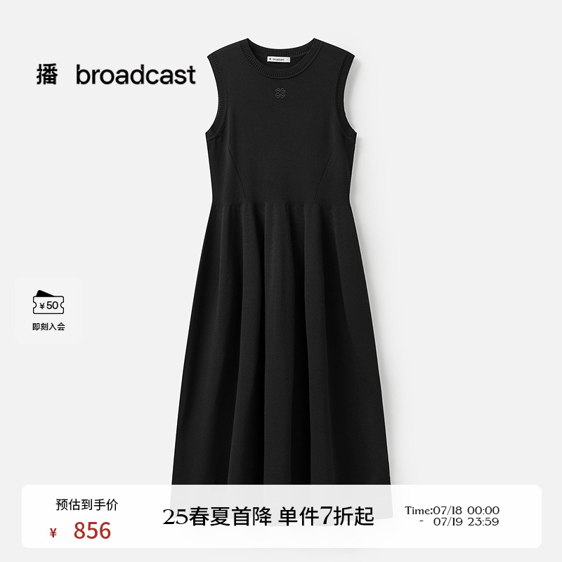 舒适简约罗纹圆领，立体感刺绣胸章