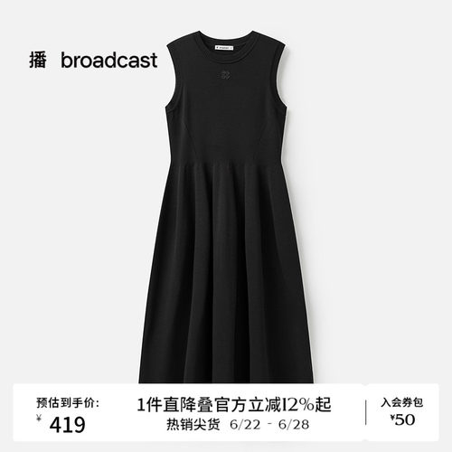 舒适简约罗纹圆领，立体感刺绣胸章