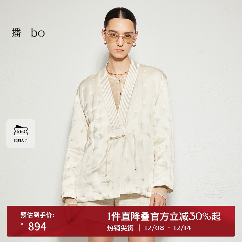 时尚V领修饰脖颈，新中式飘带盘扣