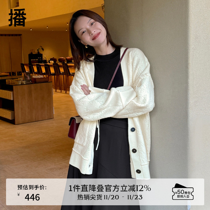 V领修饰脖颈，螺纹收紧袖口