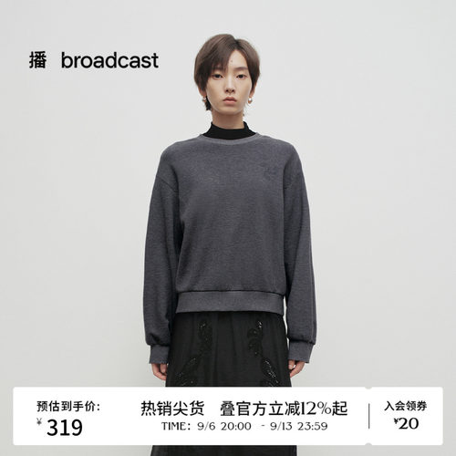 舒适简约罗纹圆领，胸口处粘珠烟花图案装饰