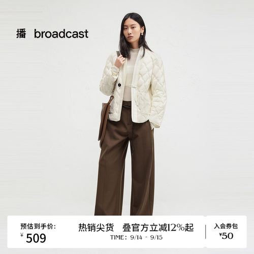 刺绣口袋层次丰富，新中式盘扣点缀
