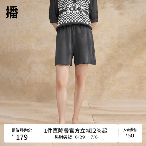 侧边斜插口袋，层次感压线脚口