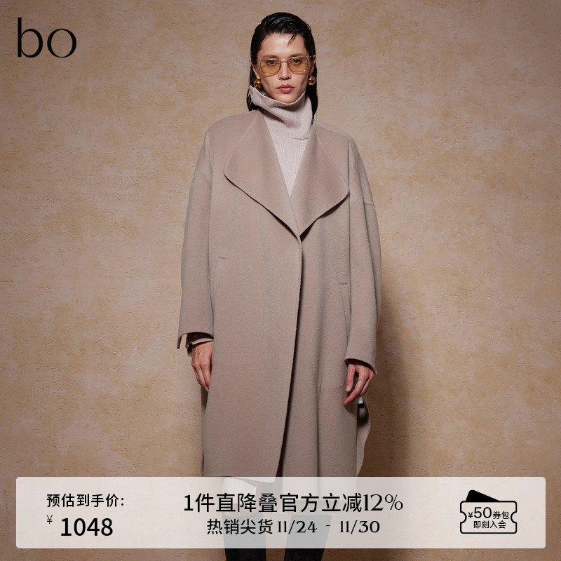 两侧斜插口袋，下摆侧开叉设计