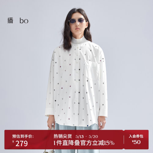 优雅简约圆领，光泽感贝壳扣