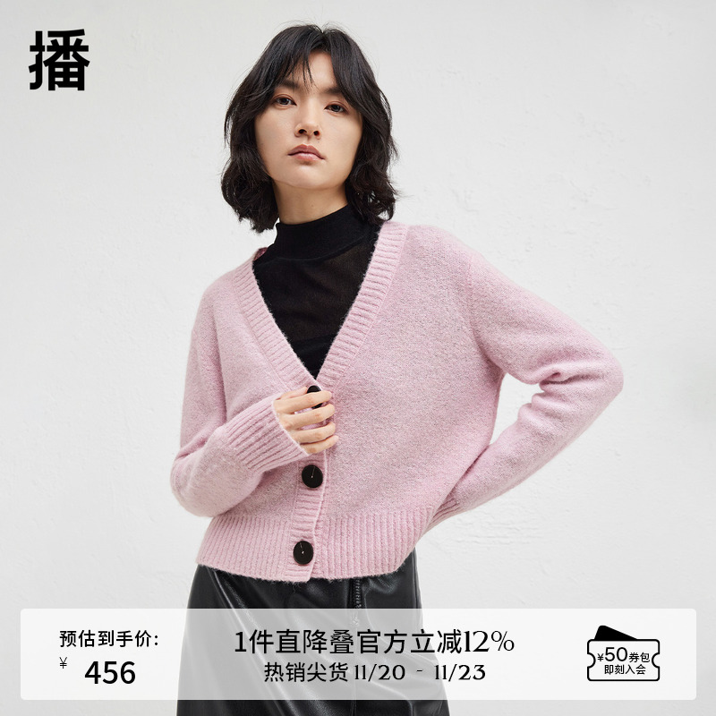 罗纹袖口平整舒适，复古质感圆扣