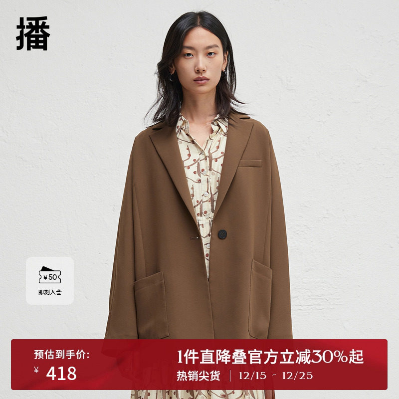 经典外翻西装领，直角压线贴布口袋