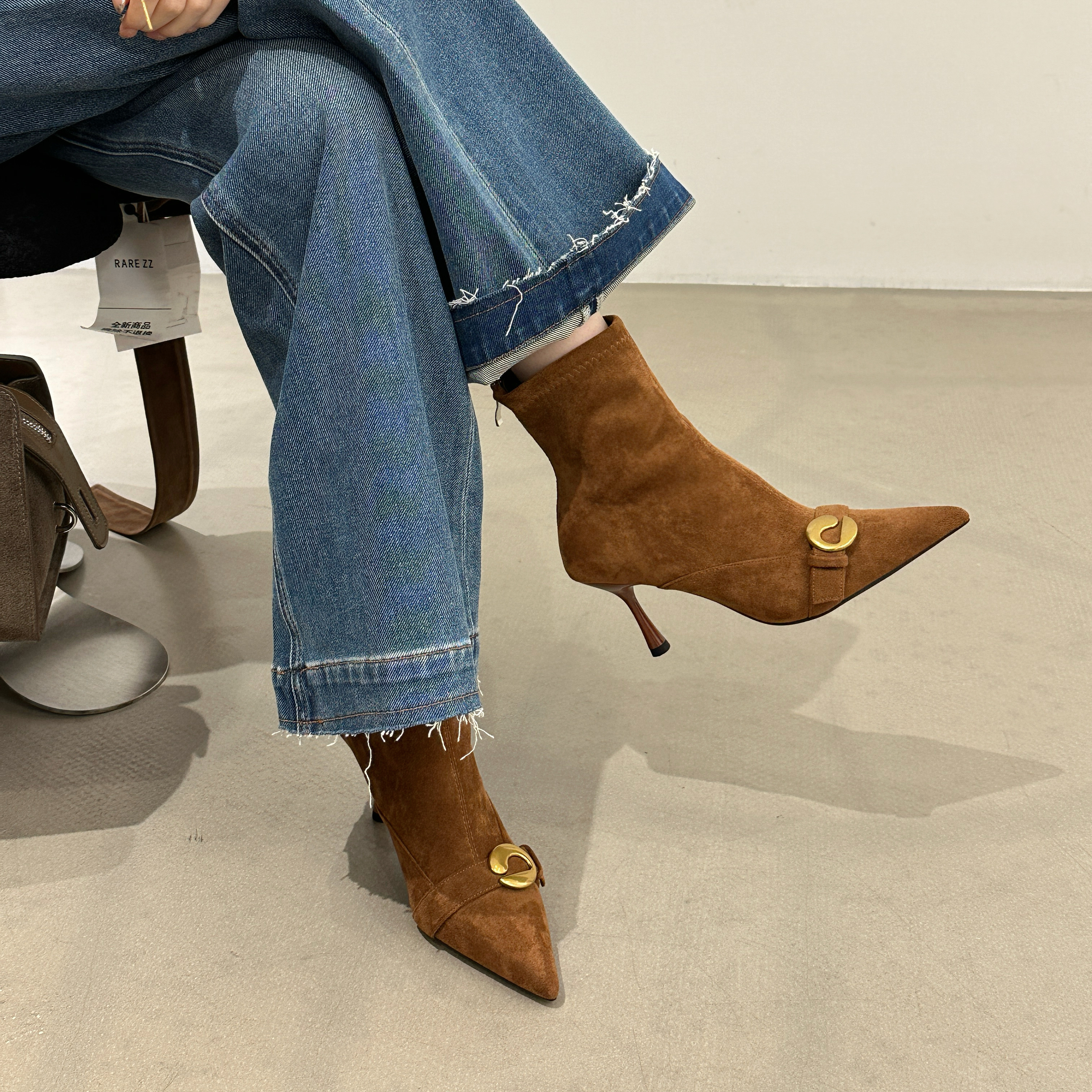 浅口复古尖头单鞋金属扣