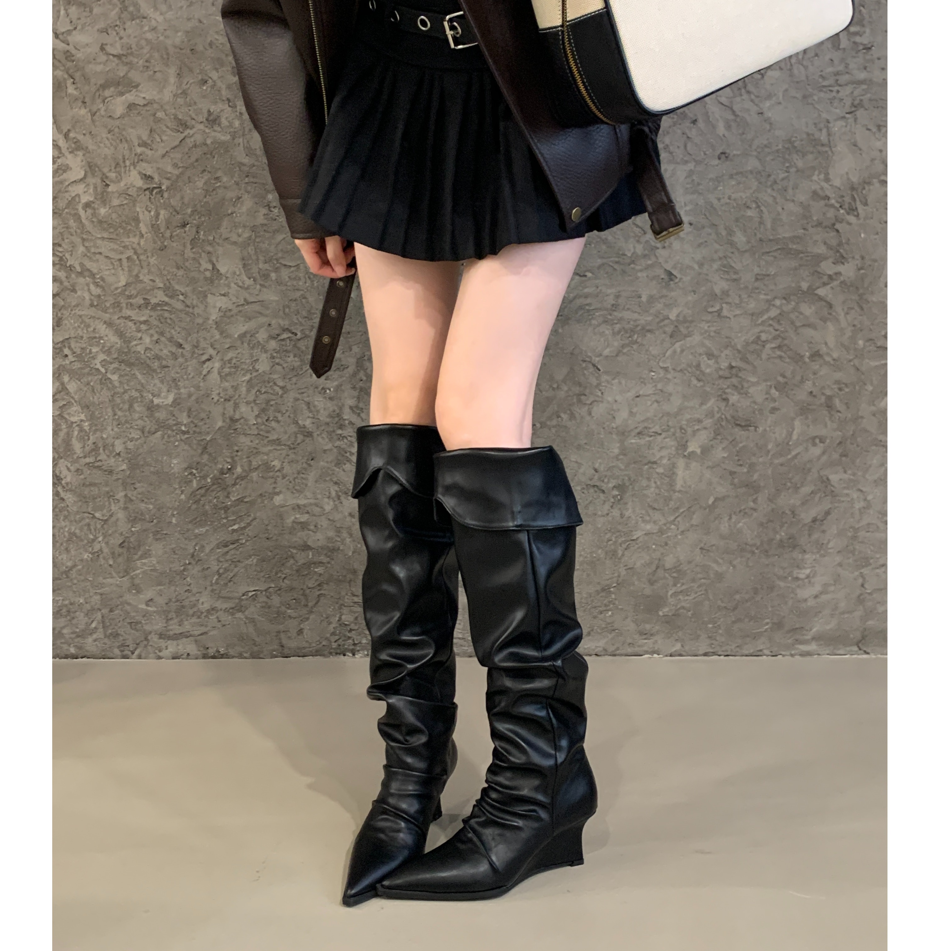 浅口复古尖头单鞋金属扣