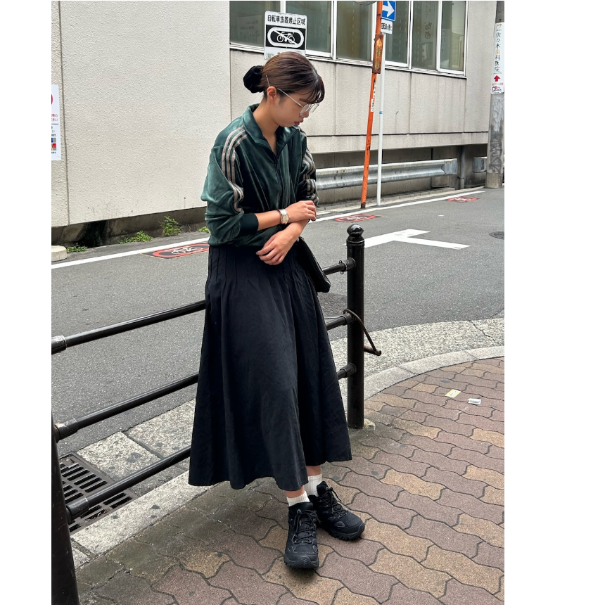 K*F2025秋冬 桃皮绒面感高腰包臀褶皱长款半身长裙