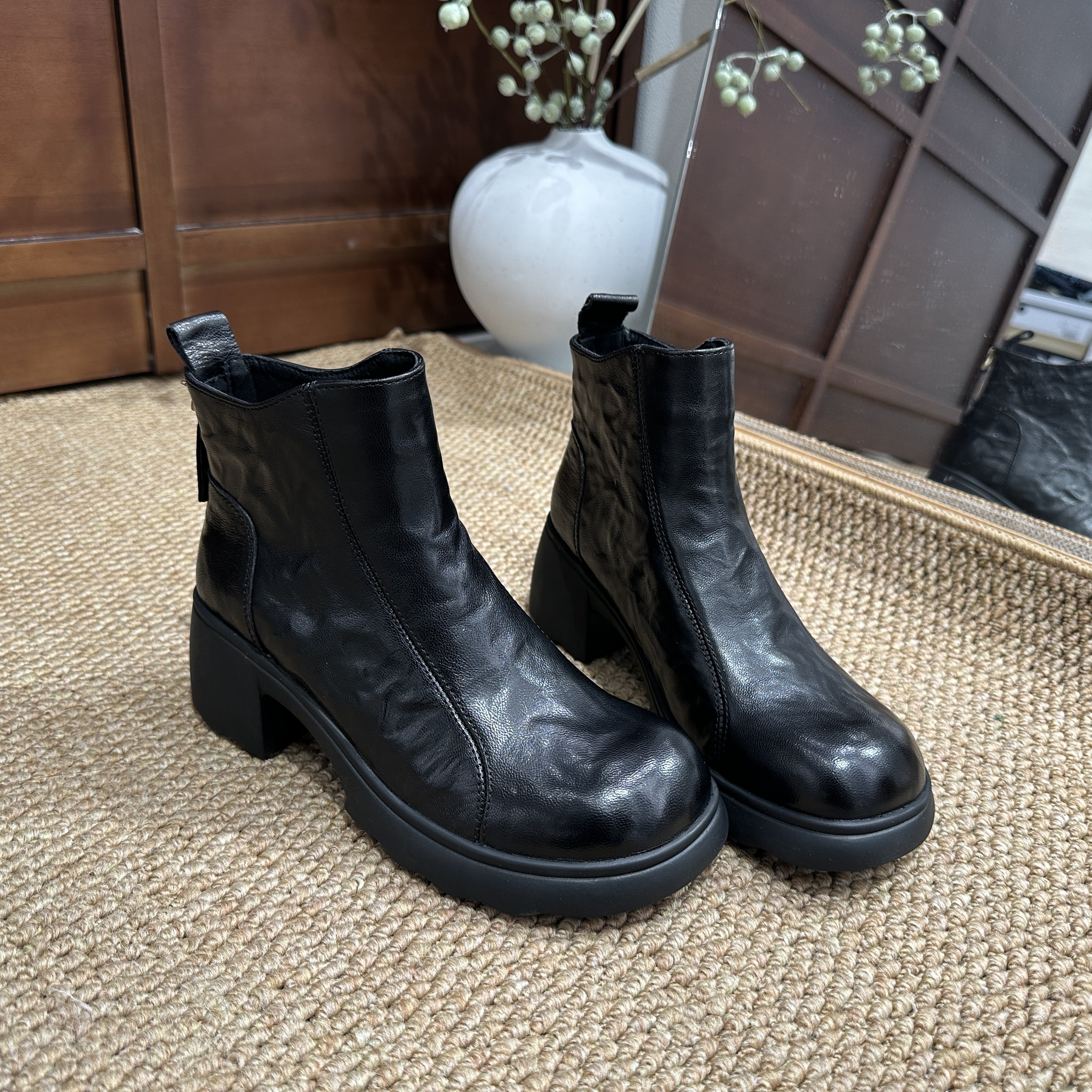 七彩青春女鞋短靴2025秋冬新款真皮软底后拉链粗跟时装靴661-275