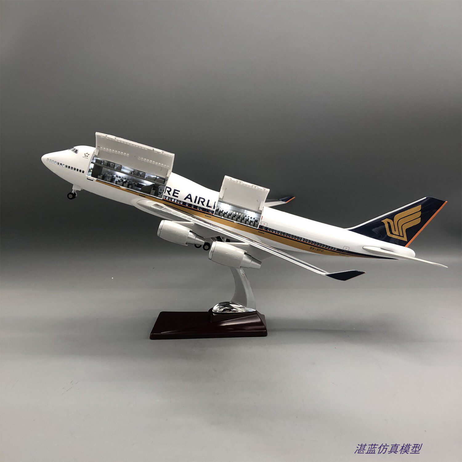 带灯可开舱盖新加坡航空747仿真客机飞机模型拼装摆件收藏礼物
