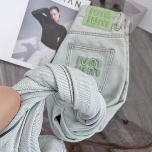 2025秋季新款重磅高级感浅绿色阔腿牛仔裤女高腰显瘦刺绣直筒裤子