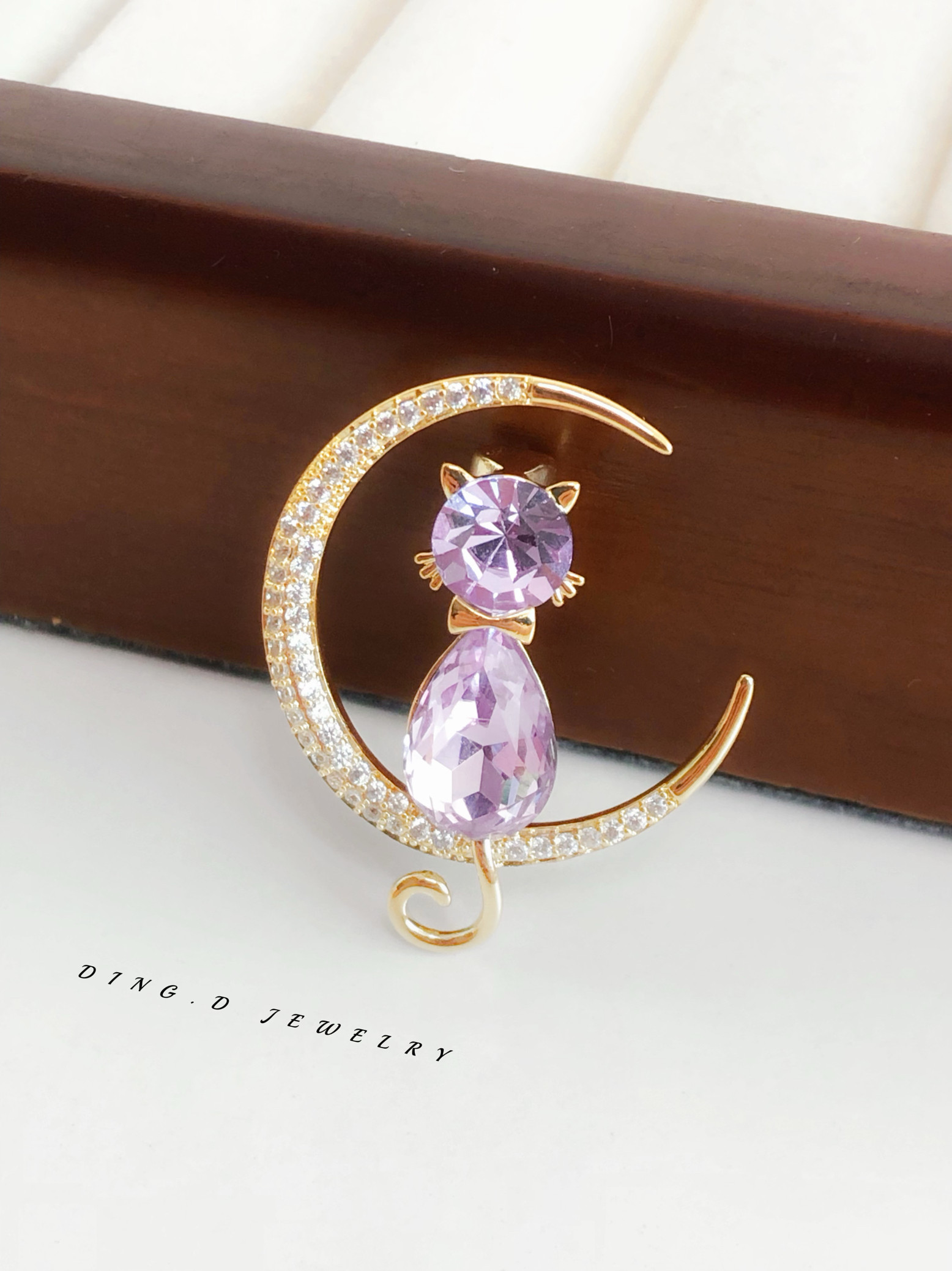 新款时尚可爱卡通动物紫色小猫胸针奢华闪耀胸花别针优雅气质小众