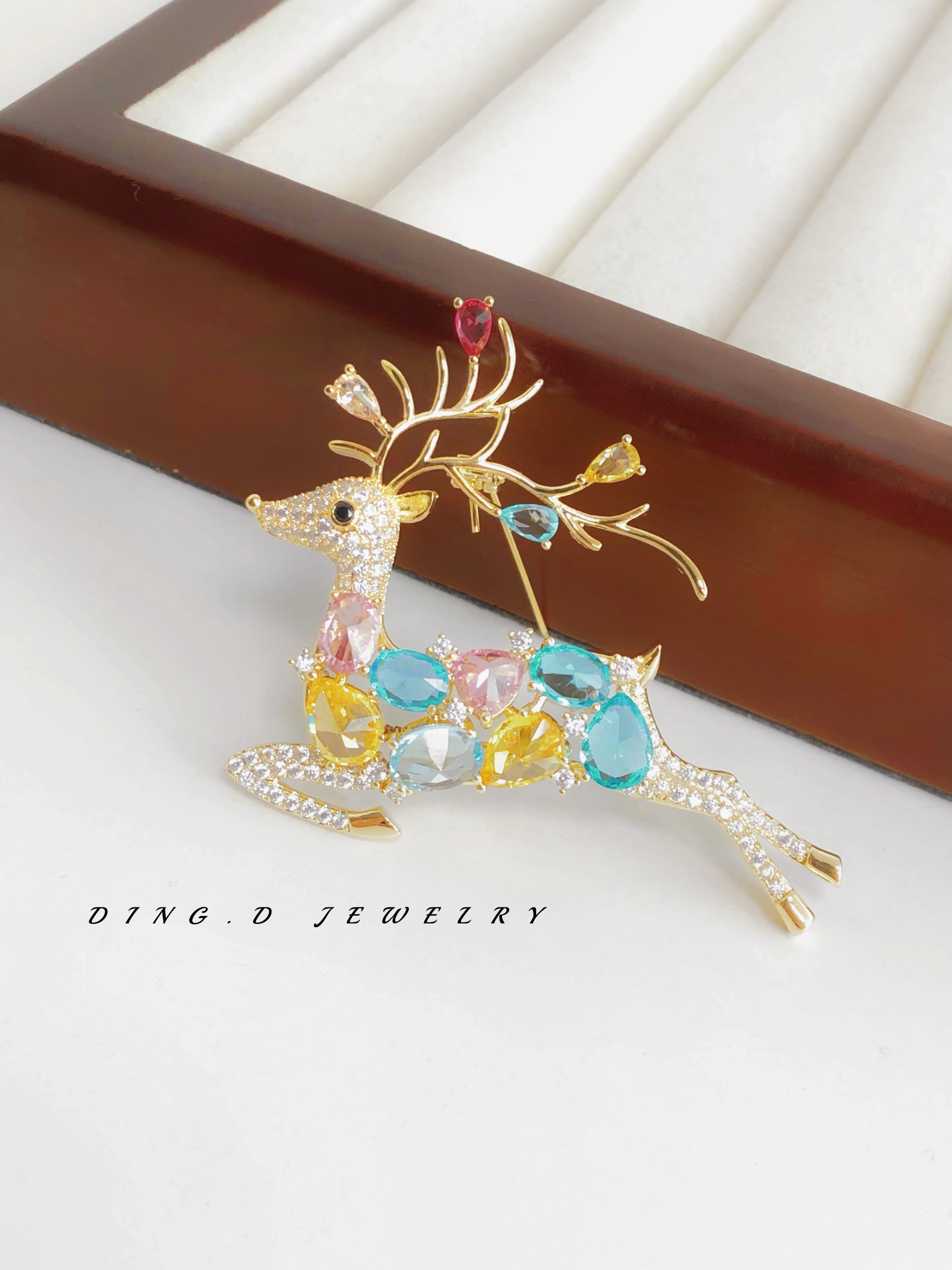 新款时尚可爱卡通动物小鹿七彩胸针奢华闪耀胸花别针优雅气质小众