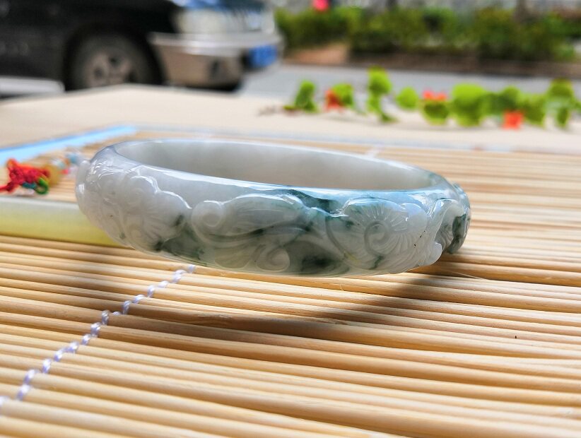 雕花a货天然女款证书翡翠手镯