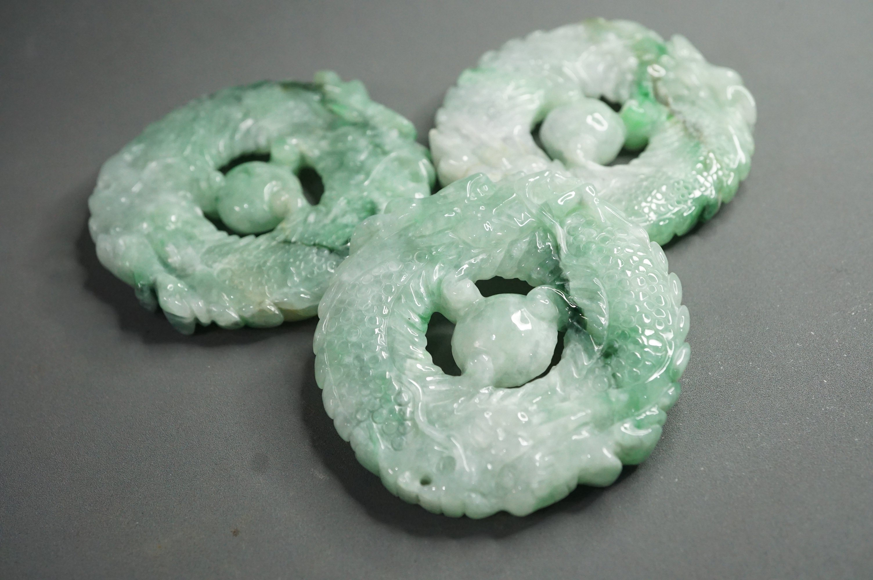 天然翡翠满工双面工浮雕龙纹挂件配饰