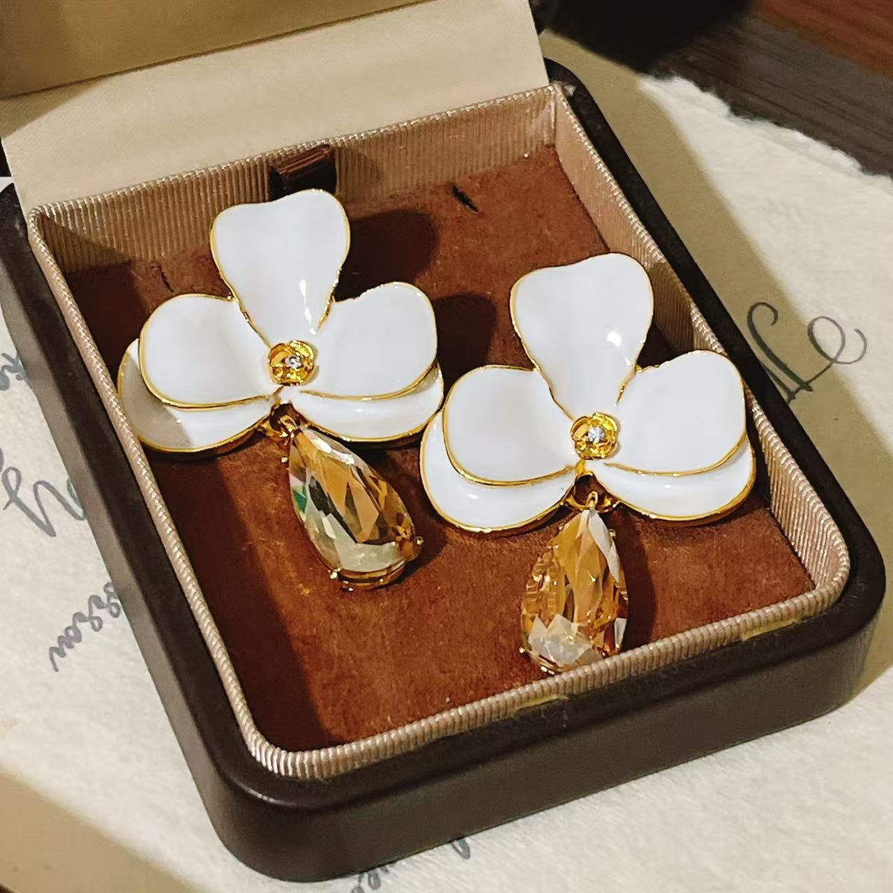 中古风珐琅米色花朵耳环