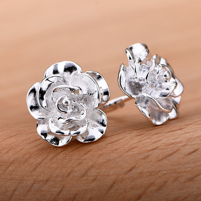 时尚风百搭花朵防过敏足银耳钉